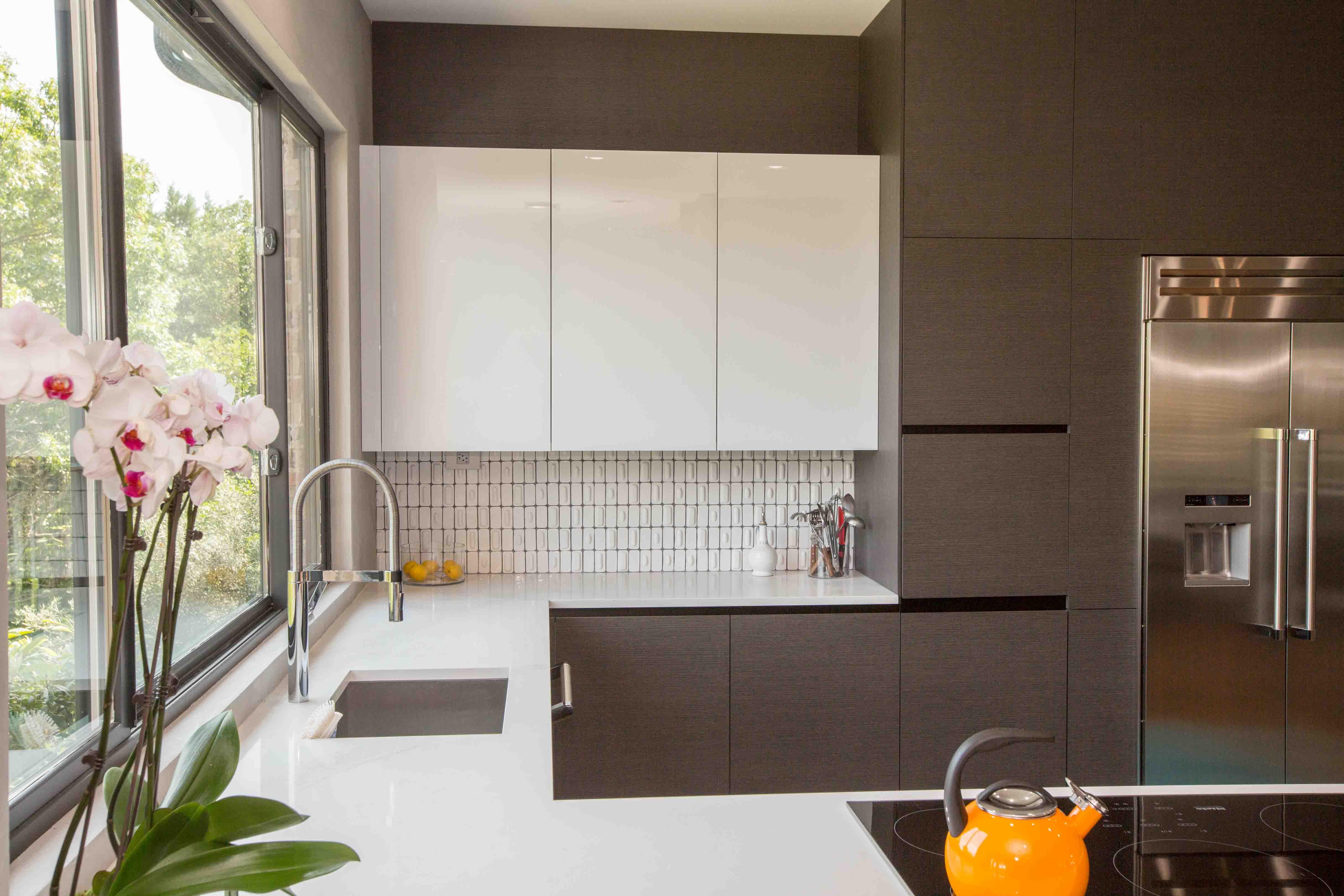 Handless kitchen cabinet design by Spazio Interni